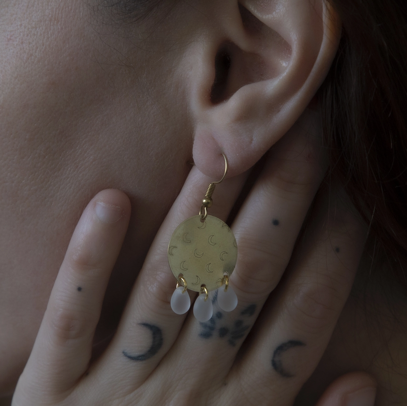 Boucles d'oreilles lune en laiton gravées à la main - Noémie zomby