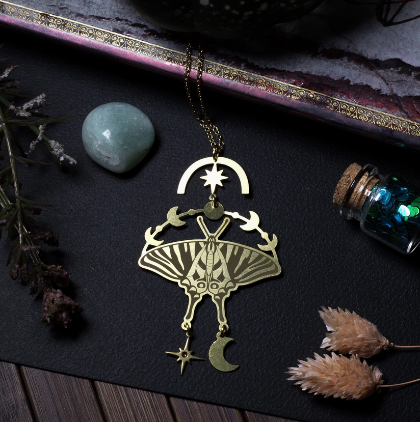 collier pendentif papillon lunaire  en laiton- Noémie zomby